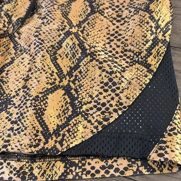 NWT [Nike] Loose Fit Rebel Fly Snakeskin Gold/Black Basketball Shorts Women’s S - Picture 6 of 14